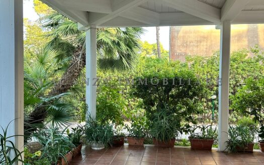 Elegante Villa di 185 mq con ampio giardino alberato di 1.000 mq a Castellaneta Marina