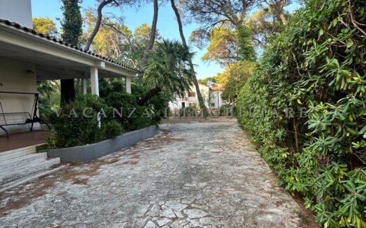 Elegante Villa di 185 mq con ampio giardino alberato di 1.000 mq a Castellaneta Marina