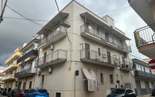 Spazioso Appartamento di 135 mq a Pochi Passi da Via Chiatona
